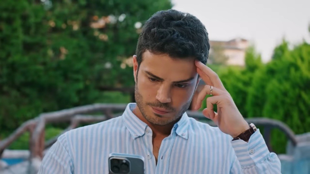 Ege wpatrzony w telefon.