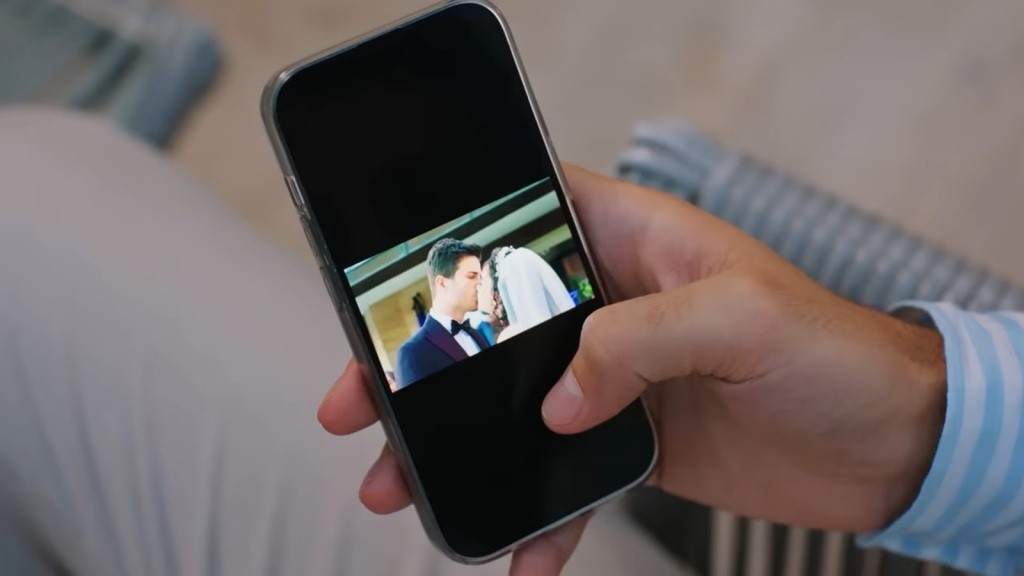 Wyświetlone na ekranie telefonu zdjęcie całujących się Egego i Melis na swoim ślubie.