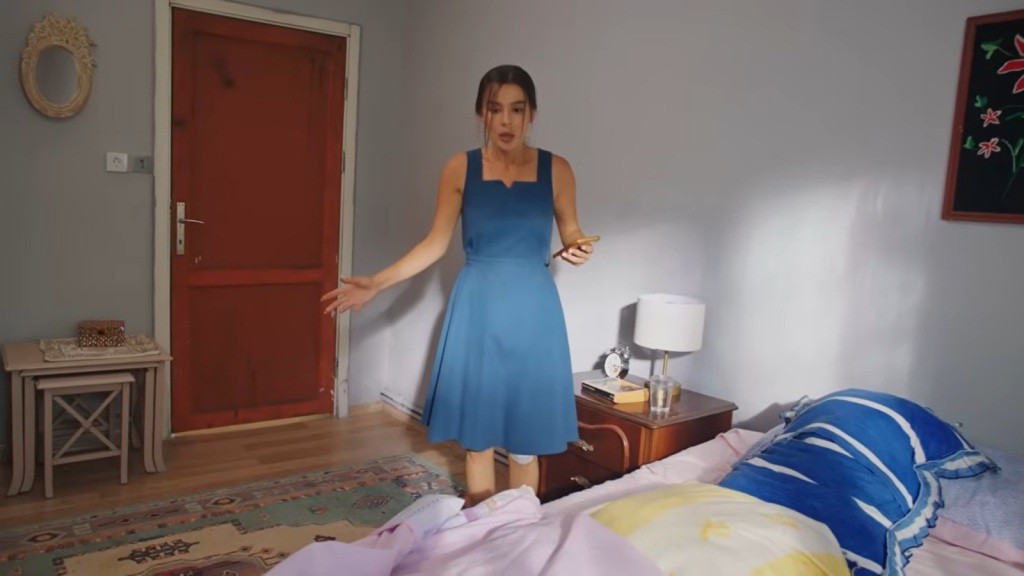 Zeynep odkrywa poduszki w łóżku Melodi.