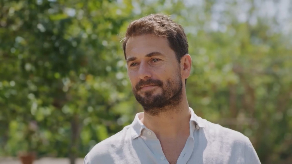 Kuzey jest szczęśliwy i uśmiechnięty.