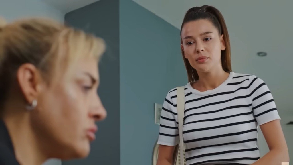 Zeynep patrzy na pogrążoną w rozpaczy Belkis.