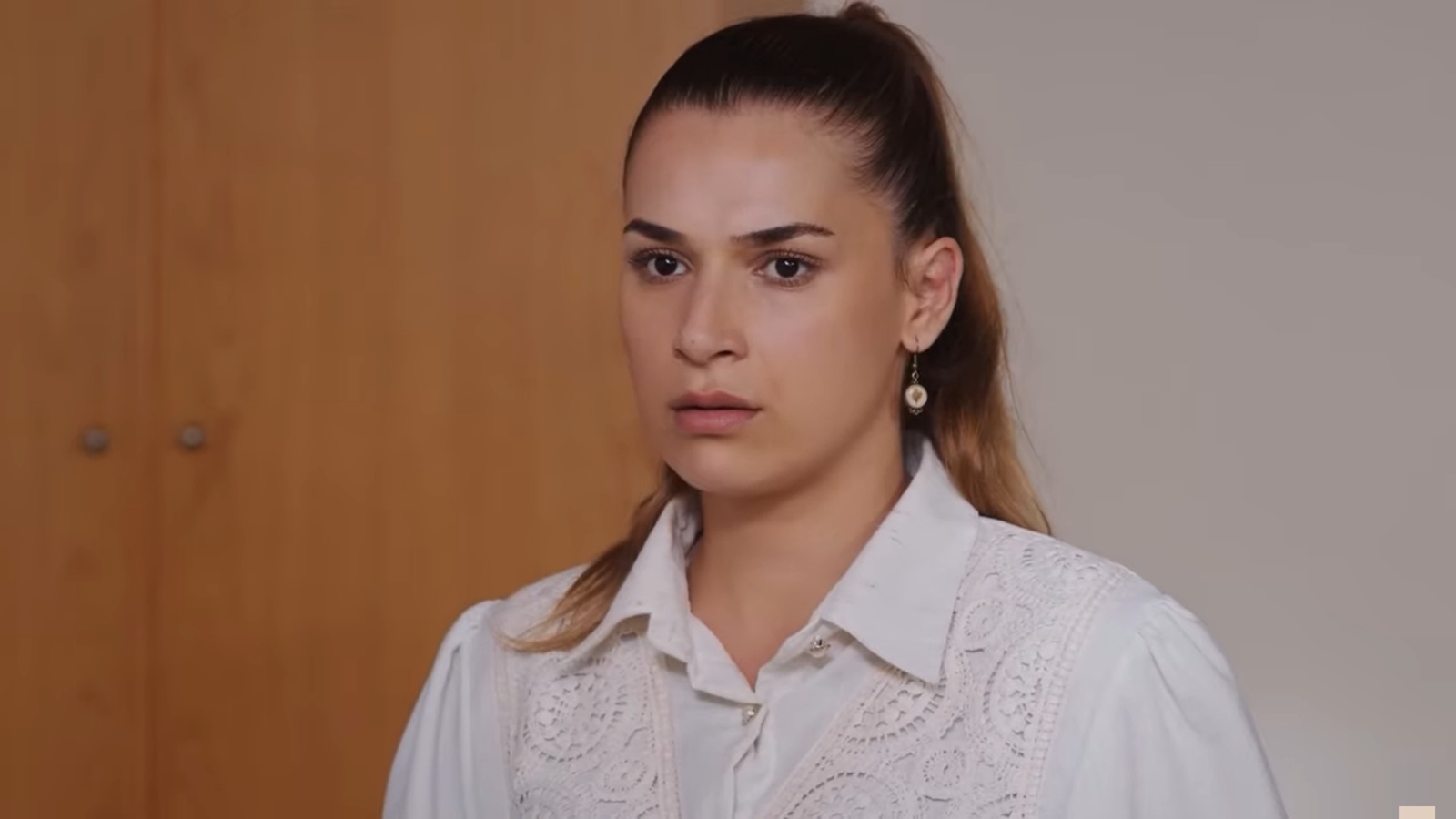 Twarz Sili wyraża niepewność i poczucie zagrożenia.