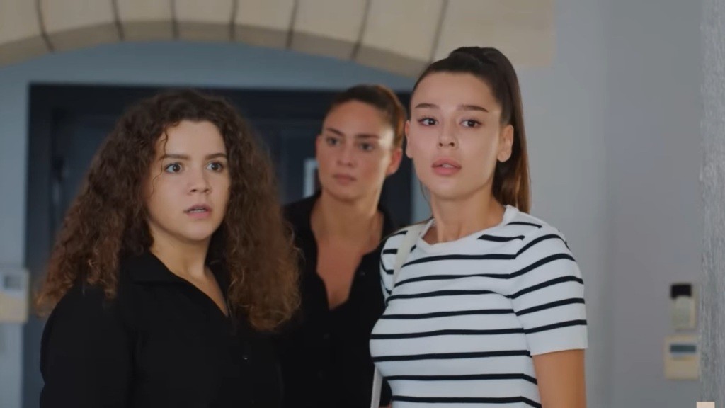 Melis patrzy z zaskoczeniem. Obok niej stoi Zeynep, a za nimi Yildiz.