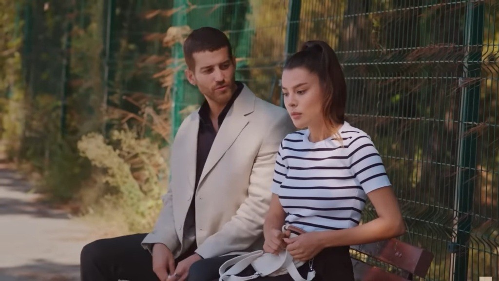 Cihan i Zeynep siedzą na ławce.