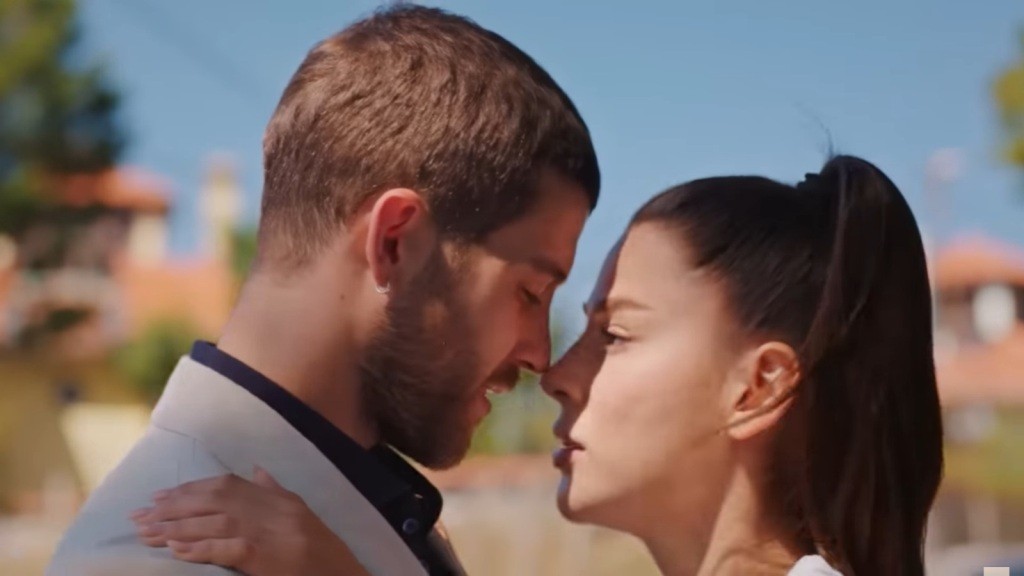 Cihan i Zeynep są blisko pocałunku.