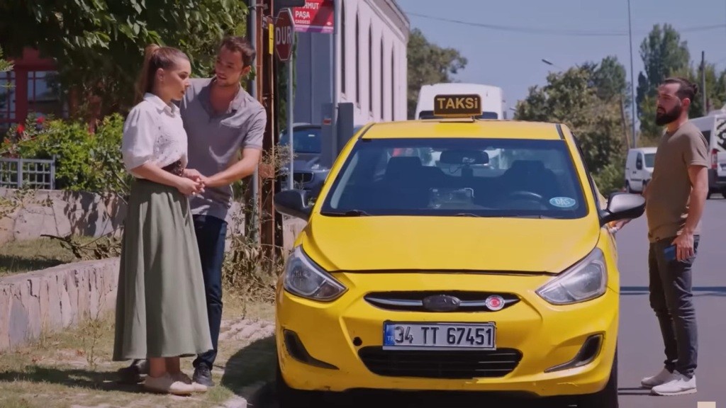 Alper znajduje Silę przy taksówce.