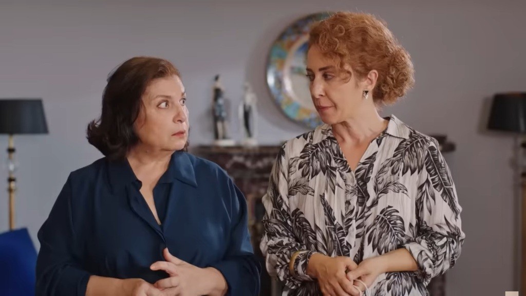 Naciye i Hulya patrzą na siebie z niepokojem.