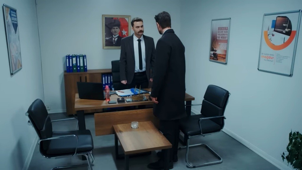 Sinan konfrontuje się z prokuratorem Baranem w jego gabinecie.