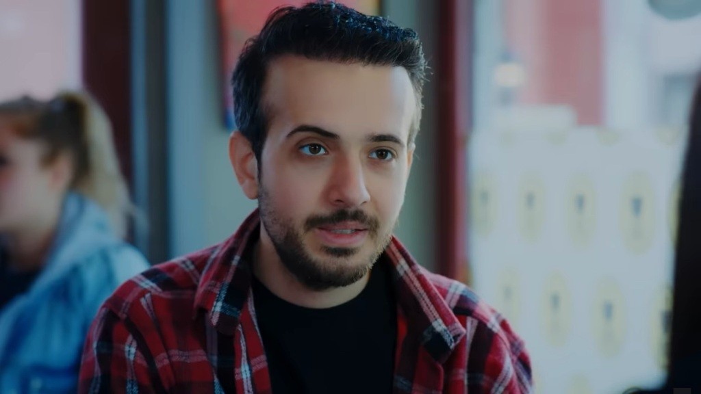 Mert podczas spotkania w kawiarni z Nazli.
