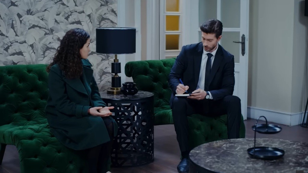 Aynur opowiada Sinanowi, a on robi notatki.