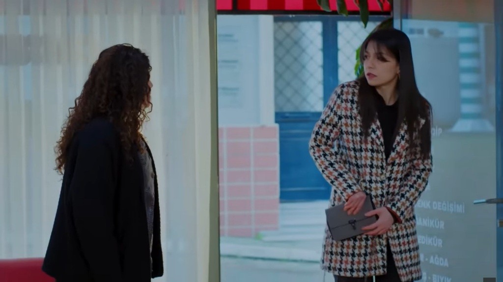 Cansel wyrzuca Sibel ze swojego salonu.