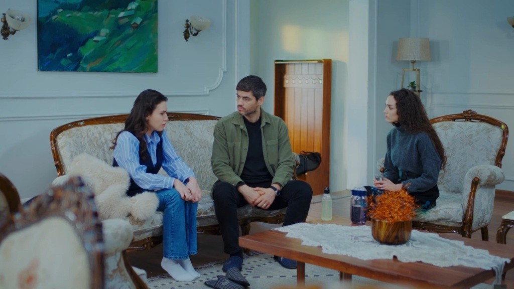 Pelin, Poyraz i Nana w salonie.