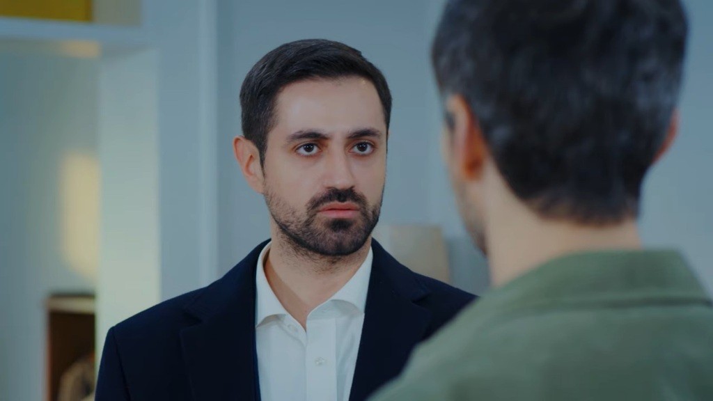 Atakan, brat Pelin, stoi twarzą w twarz z Poyrazem.