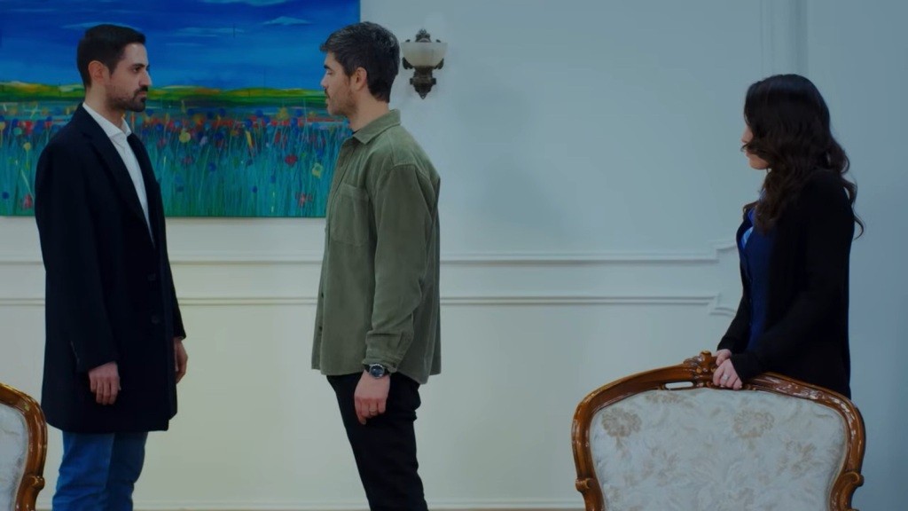 Poyraz konfrontuje się z Atakanem w salonie. Pelin stoi za jego plecami.