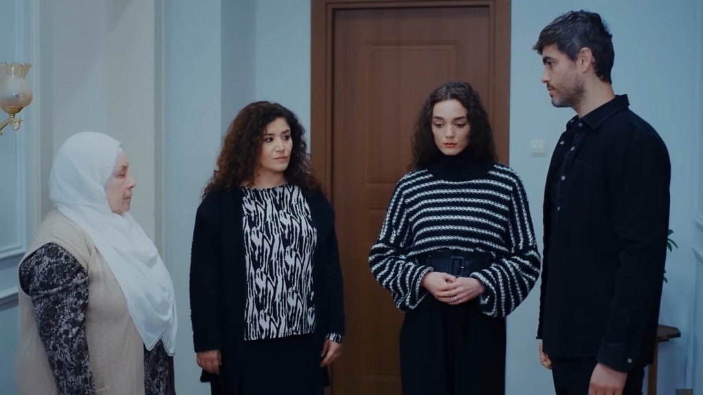 Cennet, Cansel, Nana i Poyraz na korytarzu.