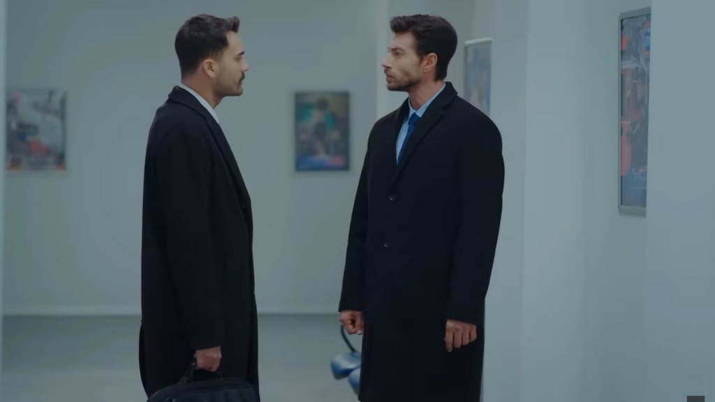Sinan konfrontuje się z prokuratorem Baranem na korytarzu w komisariacie.