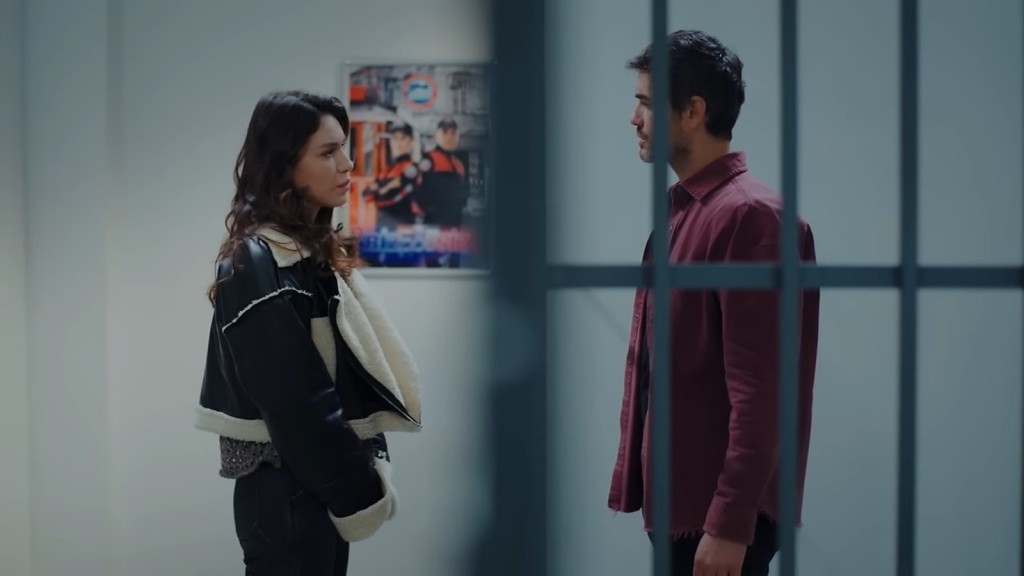 Pelin odwiedza Poyraza w areszcie.