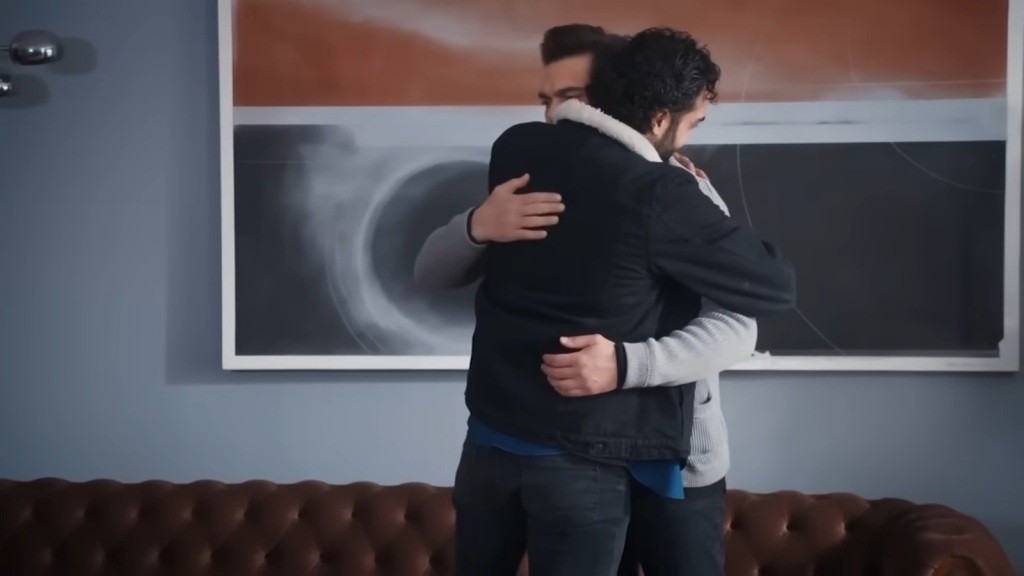 Ferit i Yaman obejmują się po męsku.