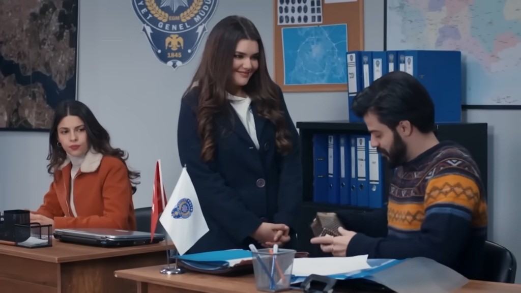 Nese wręcza Volkanowi prezent. Wszystkiemu ze swojego biurka przygląda się Ayse.