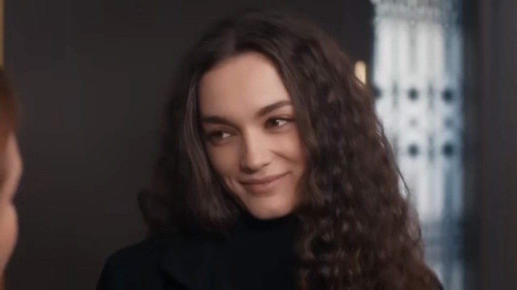 Nana posyła Adalet ciepły uśmiech.