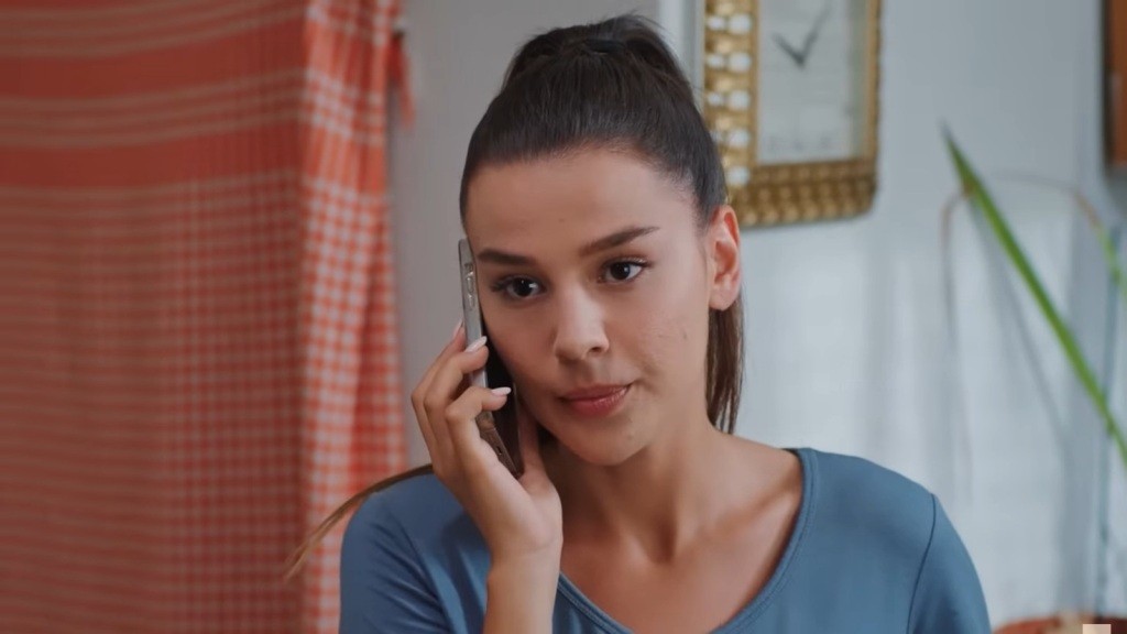 Zeynep rozmawia przez telefon.