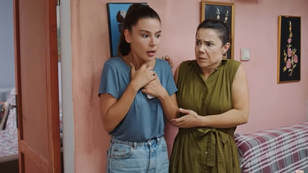 Zeynep i Gonul, przestraszone, chowają się w pokoju.