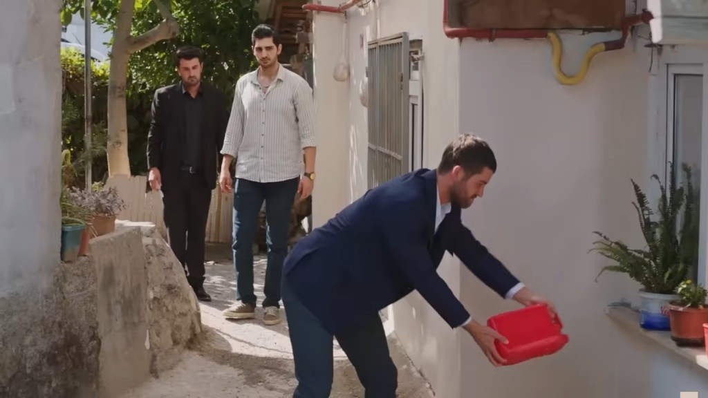 Cihan oblewa dom Gonul i Zeynep benzyną.