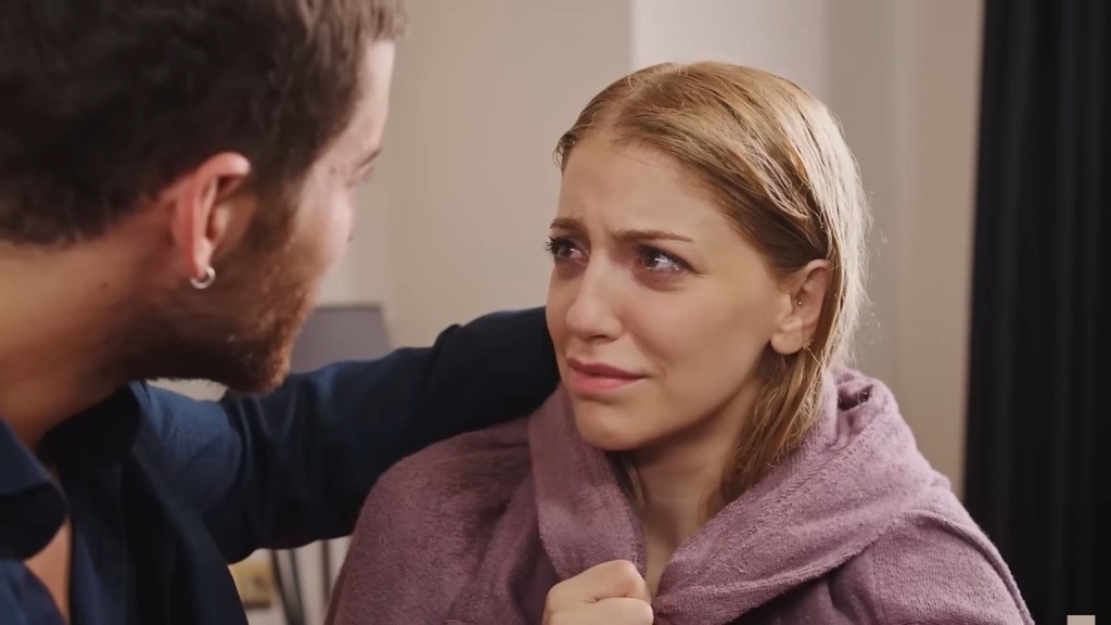 Cihan pociesza zrozpaczoną siostrę.