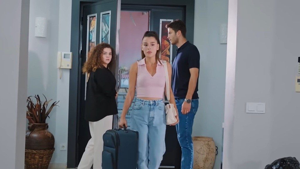 Zeynep przekracza próg domu Bulenta z walizką w ręku. Melis patrzy na nią z niedowierzaniem.