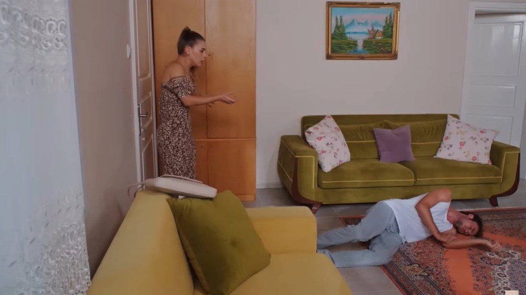 Sila z przerażeniem patrzy na leżącego na dywanie Alpera, sprawiającego wrażenie nieprzytomnego.