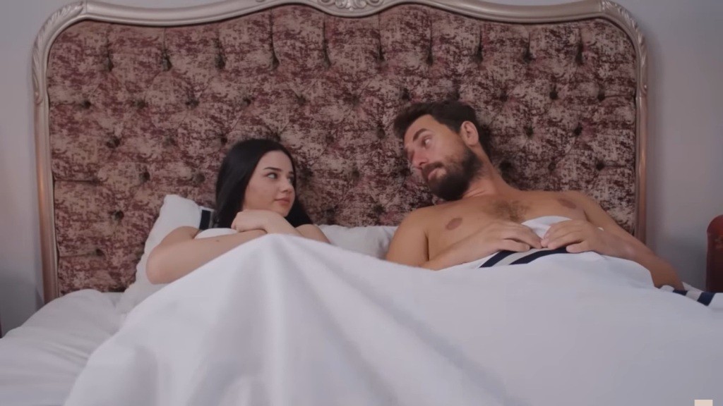 Bahar i Kuzey w łóżku.