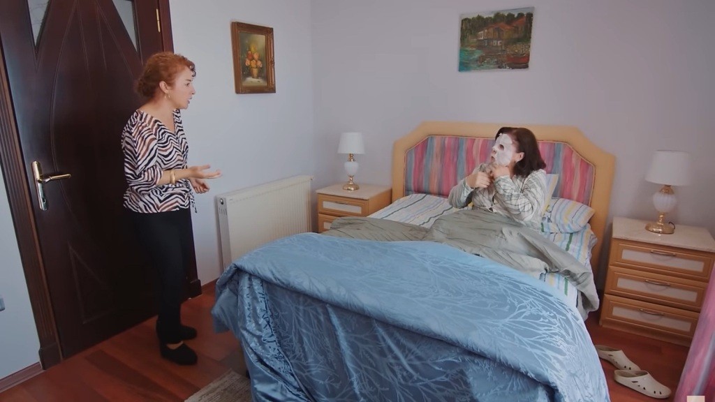Hulya w pokoju swojej mamy, która leży w łóżku.