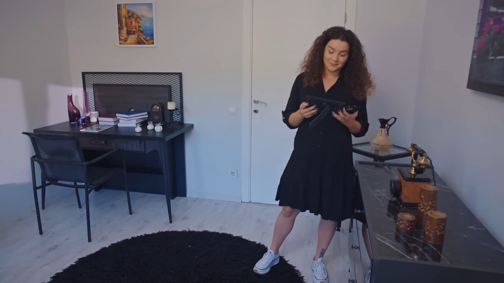 Melis znajduje się w pokoju Zeynep. Z uśmiechem patrzy na zdjęcie w ramce, którą trzyma w rękach.