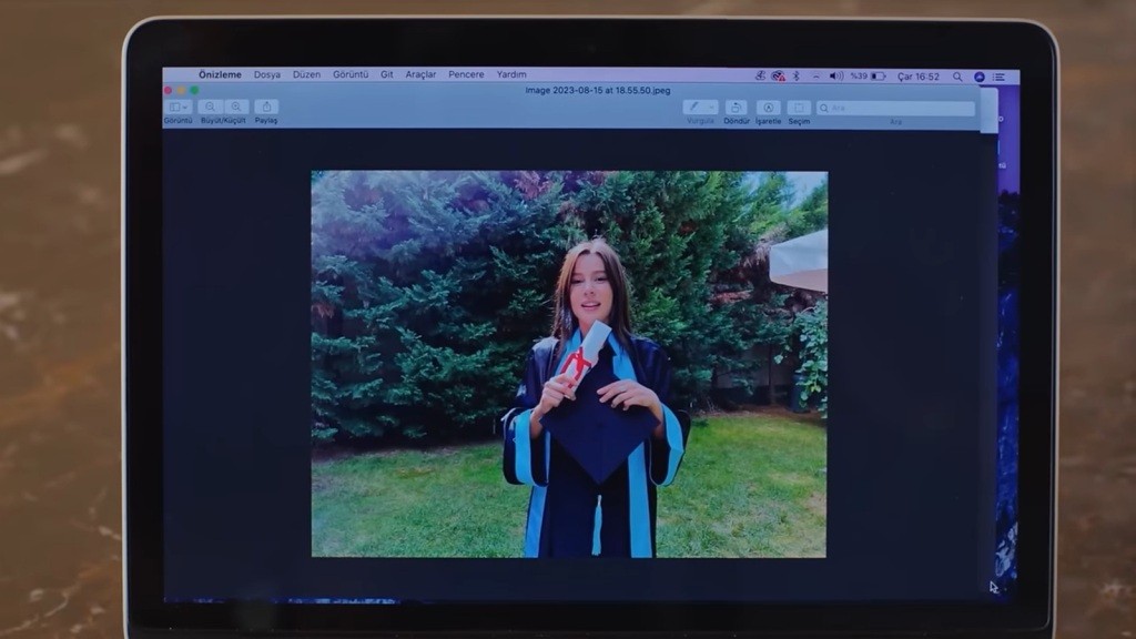Zdjęcie Zeynep na laptopie Cihana.