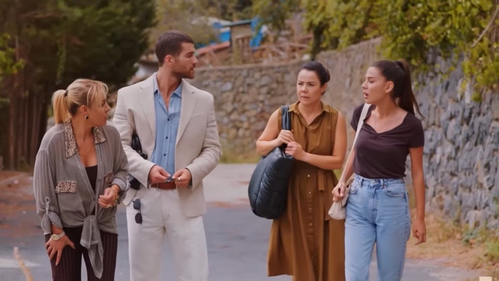 Belkis, Cihan, Gonul i Zeynep idą drogą.