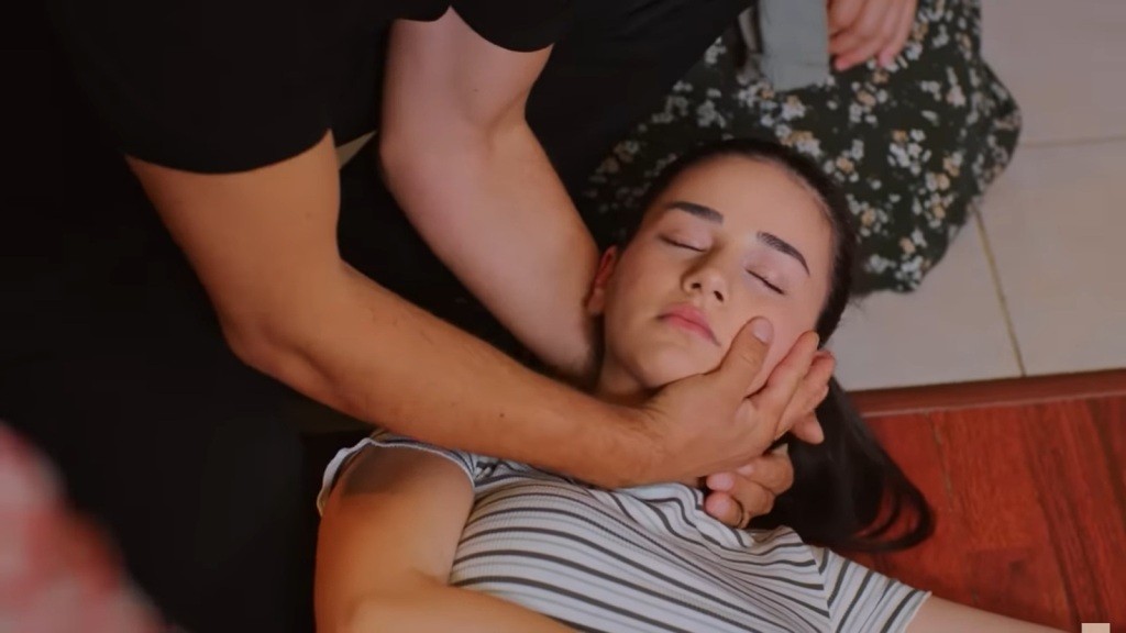 Nieprzytomna Bahar w ramionach Kuzeya.
