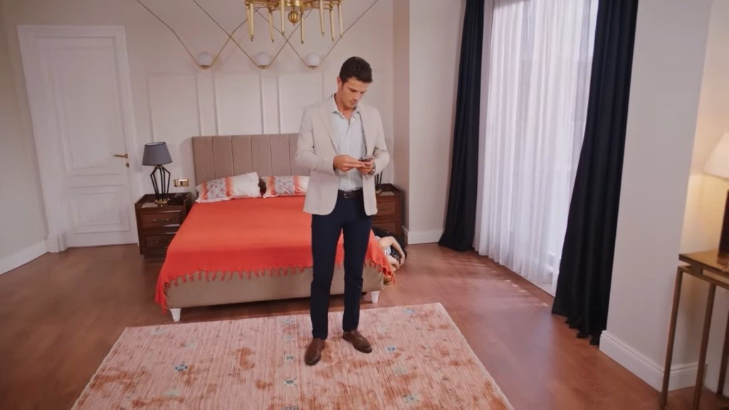 Ege jest w pokoju Sedy.