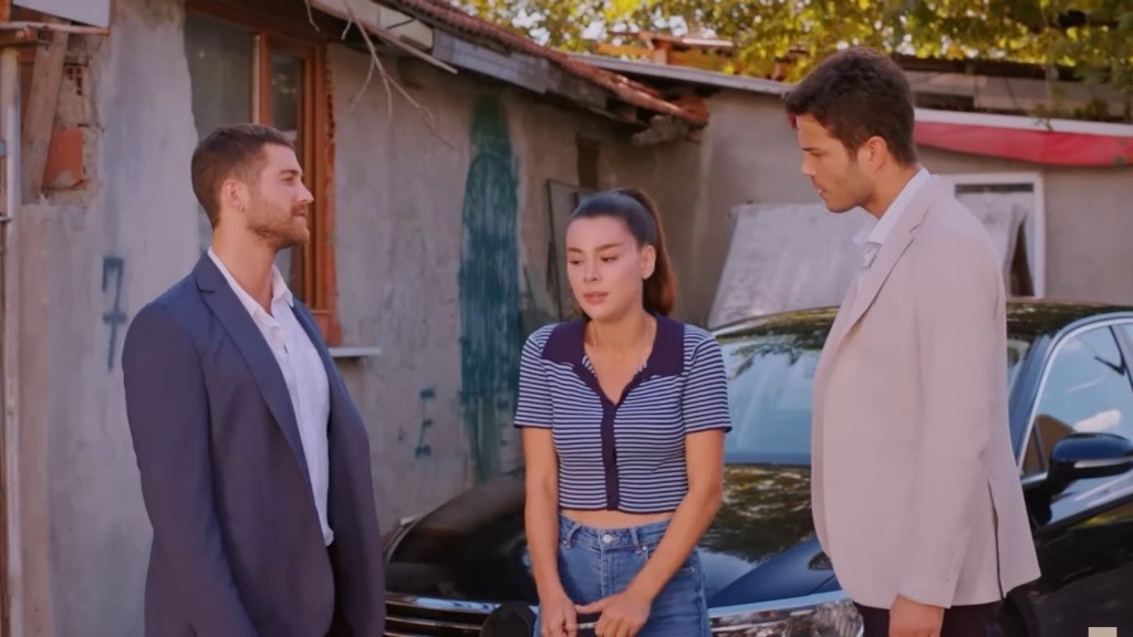 Cihan, Zeynep i Ege rozmawiają przed domem Gonul.