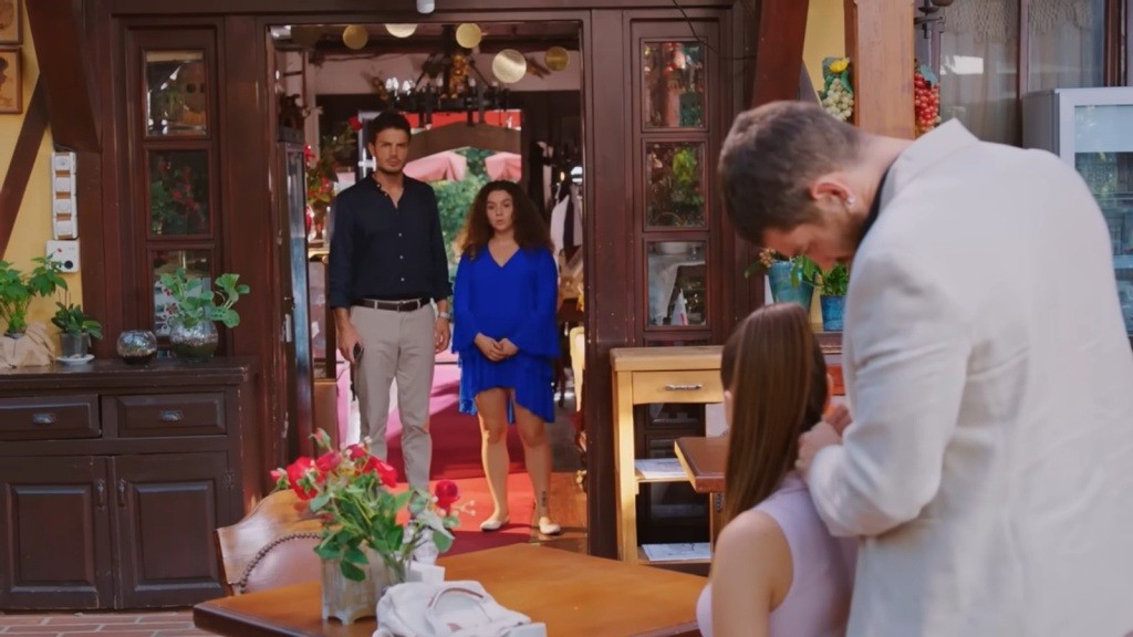 Ege i Melis stoją w wejściu do restauracji, patrząc na Cihana i Zeynep.