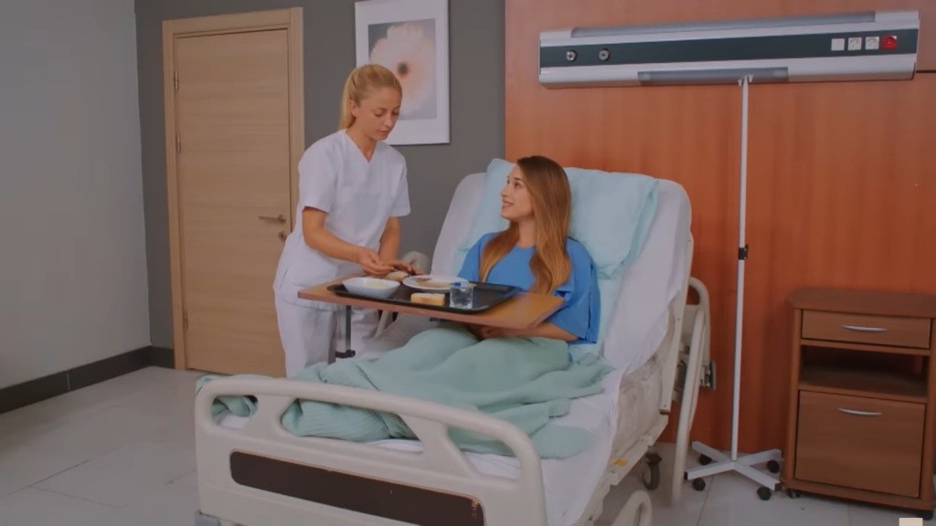 Pielęgniarka karmi Silę w szpitalu.