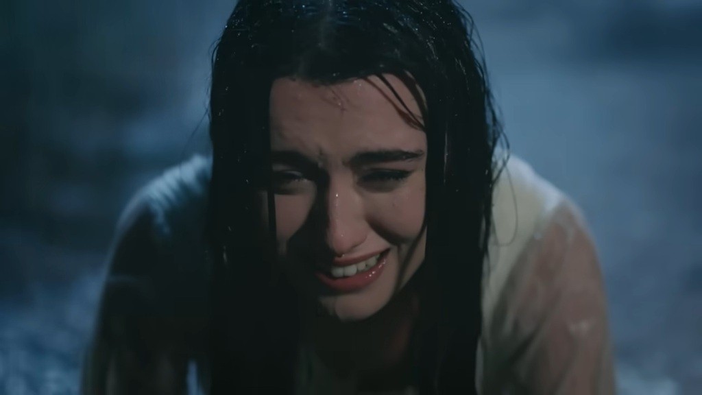 Zeynep płacze w strugach deszczu.