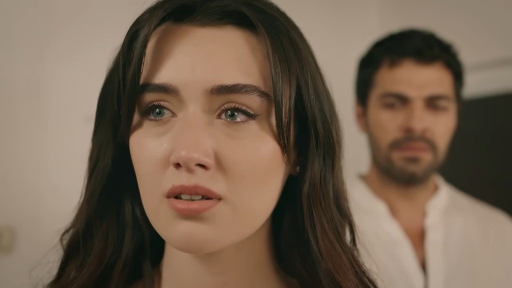 W oczach Zeynep szklą się łzy. Za nią stoi Halil.