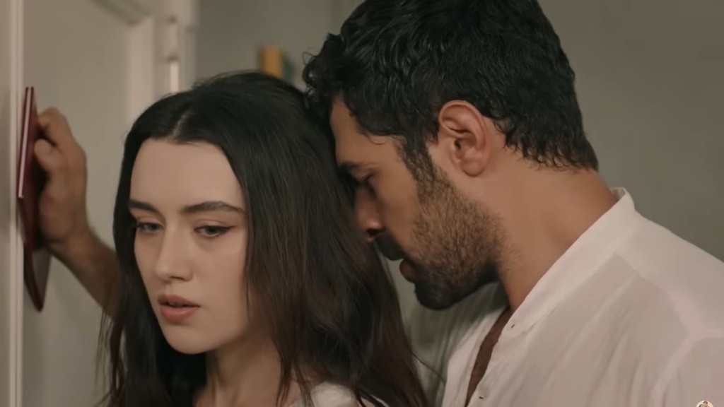Halil zatrzymuje Zeynep przy drzwiach, nie pozwalając jej opuścić pokoju.