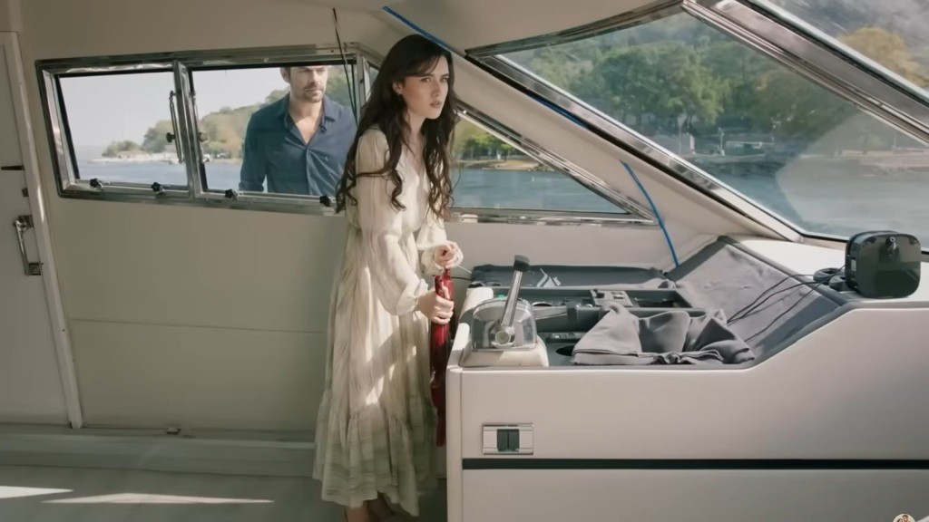Zeynep przechwytuje ster. Halil z niepokojem obserwuje ją zza okna.