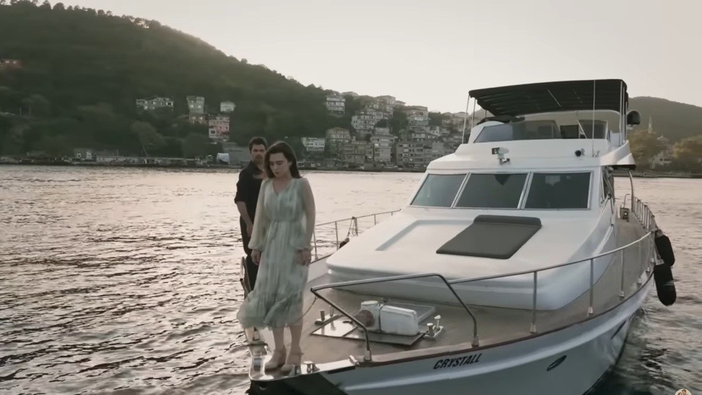 Zeynep stoi na dziobie jachtu, gotowa skoczyć.