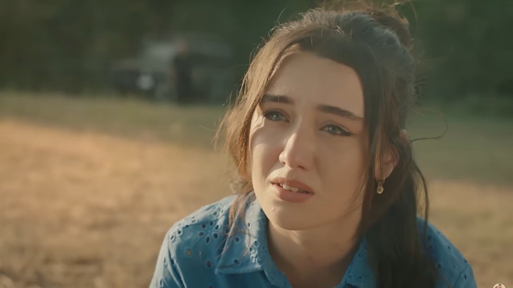 Twarz Zeynep oświetla światło płomieni. Choć sama podłożyła ogień, teraz wydaje się zdruzgotana.