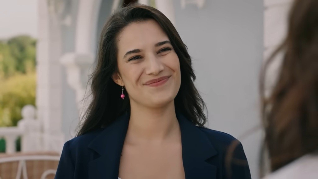 Gulhan uśmiecha się promiennie, patrząc na Zeynep.