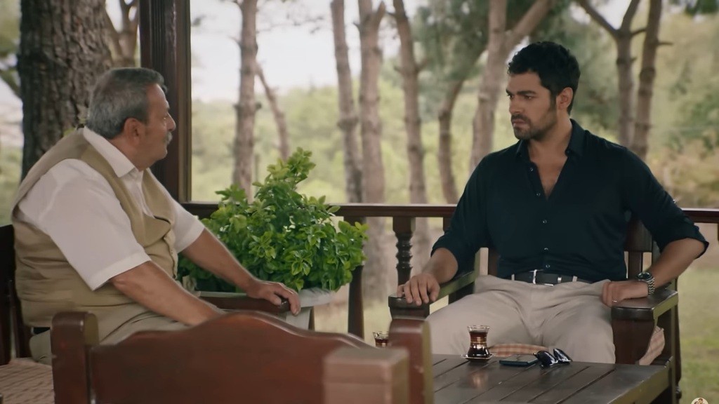 Metin i Halil siedzą w altanie.