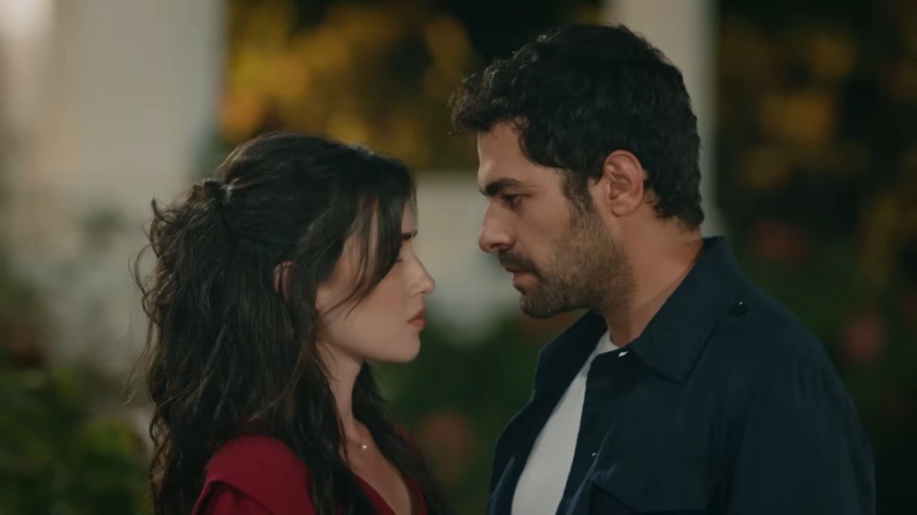 Zeynep i Halil patrzą sobie prosto w oczy.
