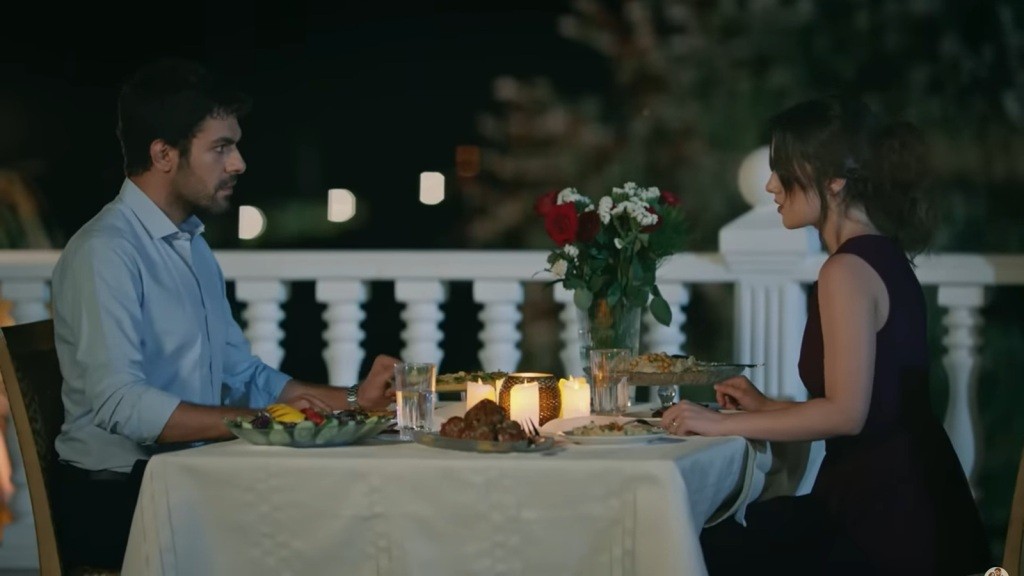 Halil i Zeynep podczas romantycznej kolacji na tarasie.